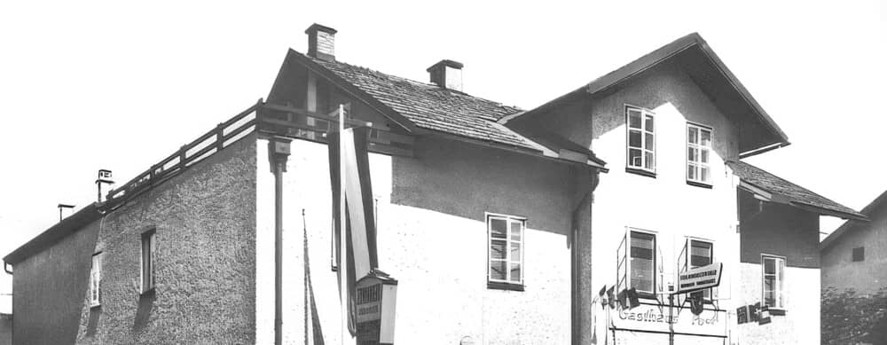 Das Haus der Familie Maier auf einem alten Schwarz-Weiß-Foto