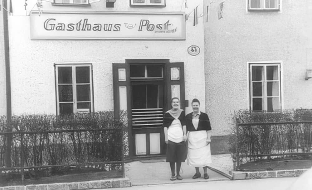 Zwei Frauen vor dem alten Gasthaus Post, Schwarz-Weiß-Foto