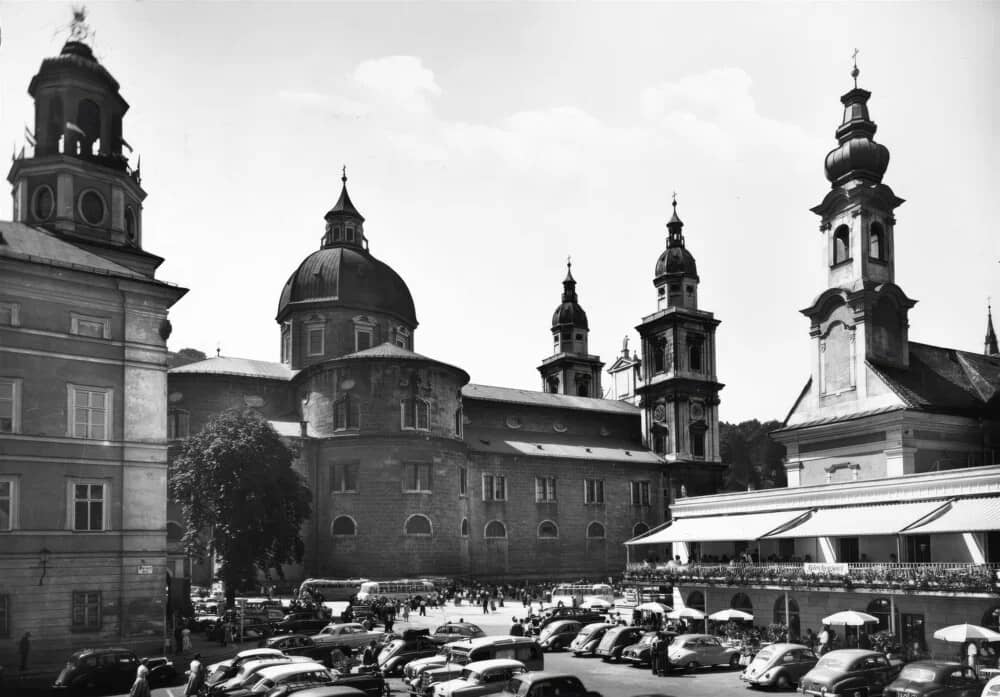 Der Salzburger Dom auf einem historischen Schwarz-Weiß-Foto