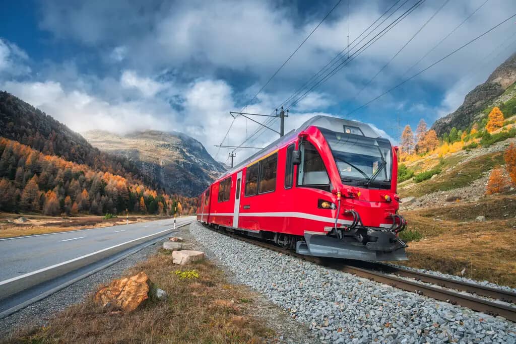 Roter Zug in den Bergen