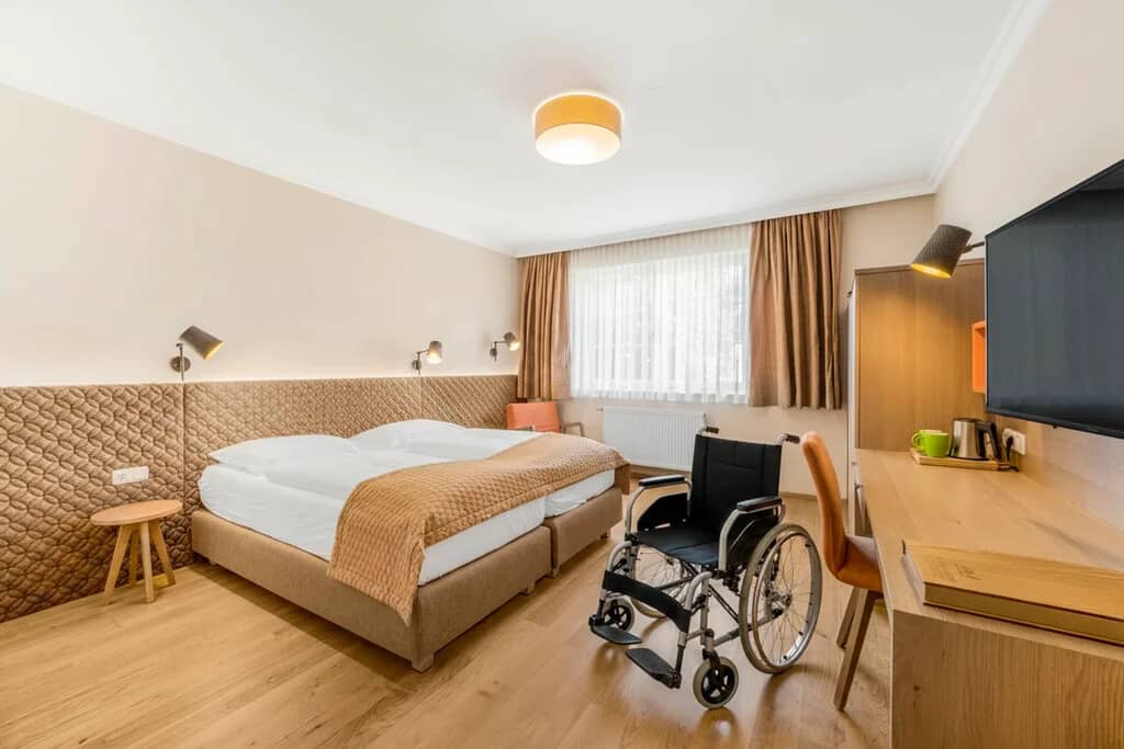 Barrierefreies Zimmer mit Rollstuhl