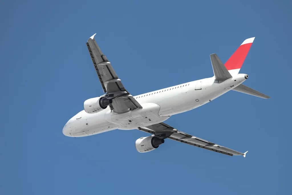 Flugzeug am blauen Himmel