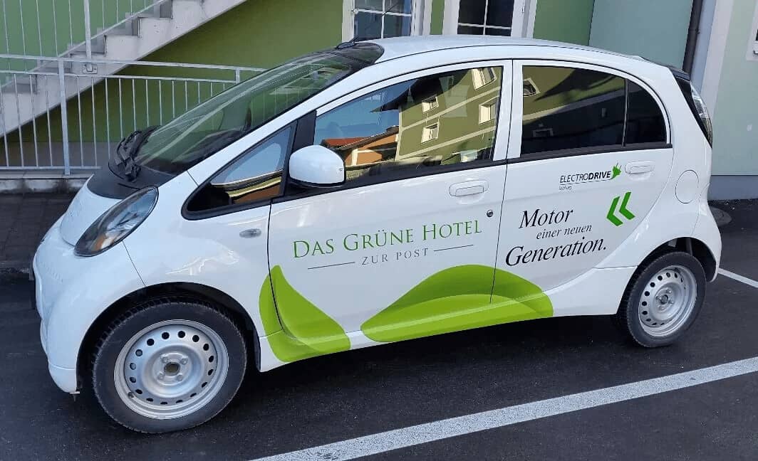 Elektroauto des Grünen Hotels zur Post