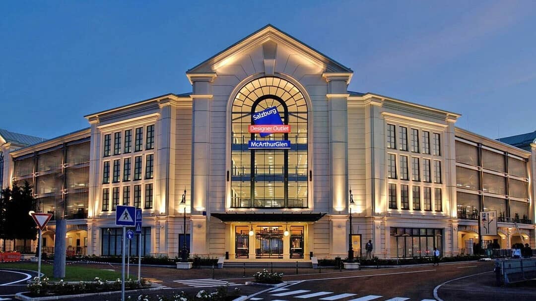 Eingang des Designer Outlet Salzburg am Abend