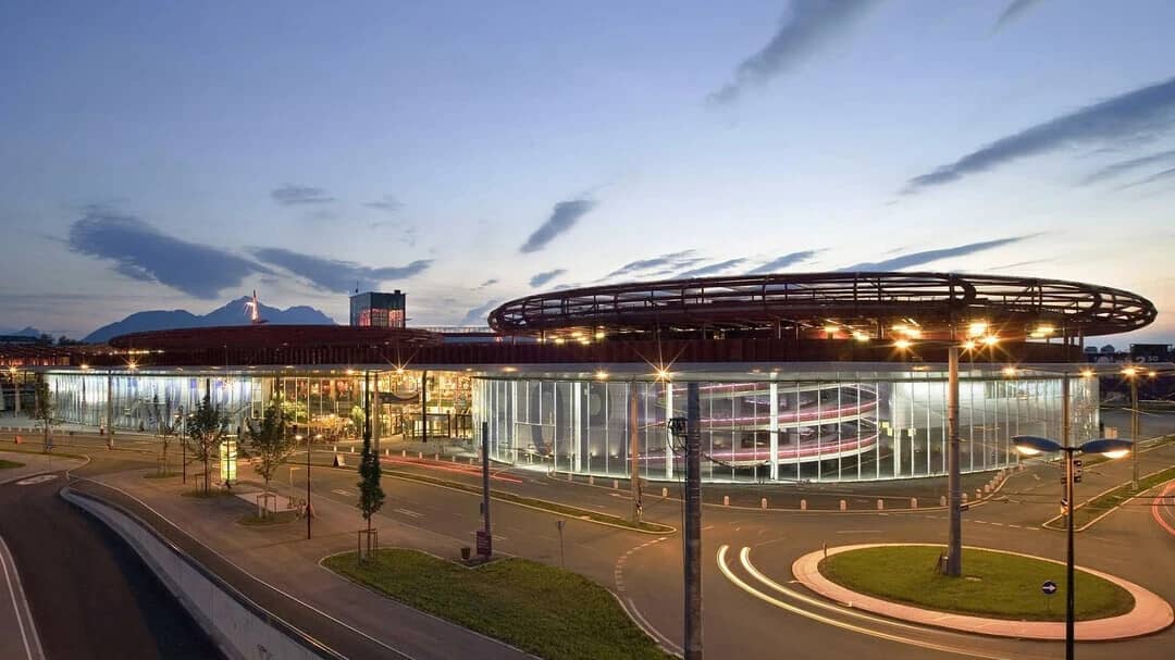 Der Europark Salzburg in der Abenddämmerung