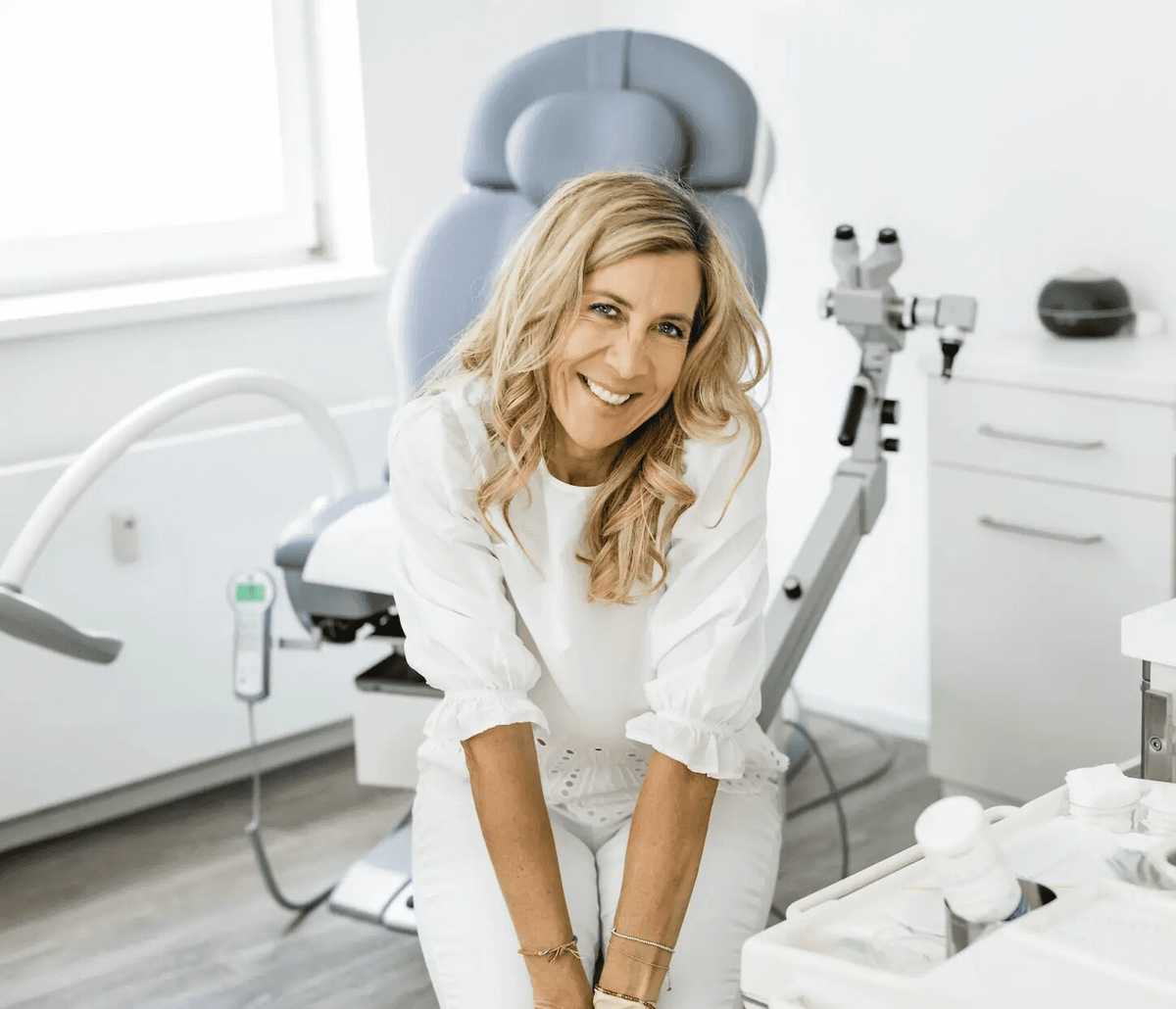 Dr. Andrea Lederer im Untersuchungsraum