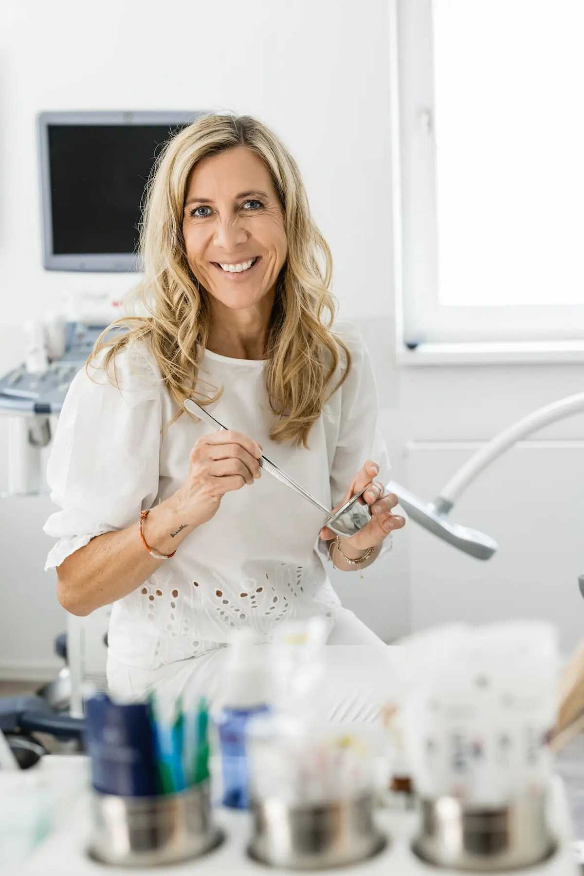 Dr. Andrea Lederer mit einem chirurgischen Instrument