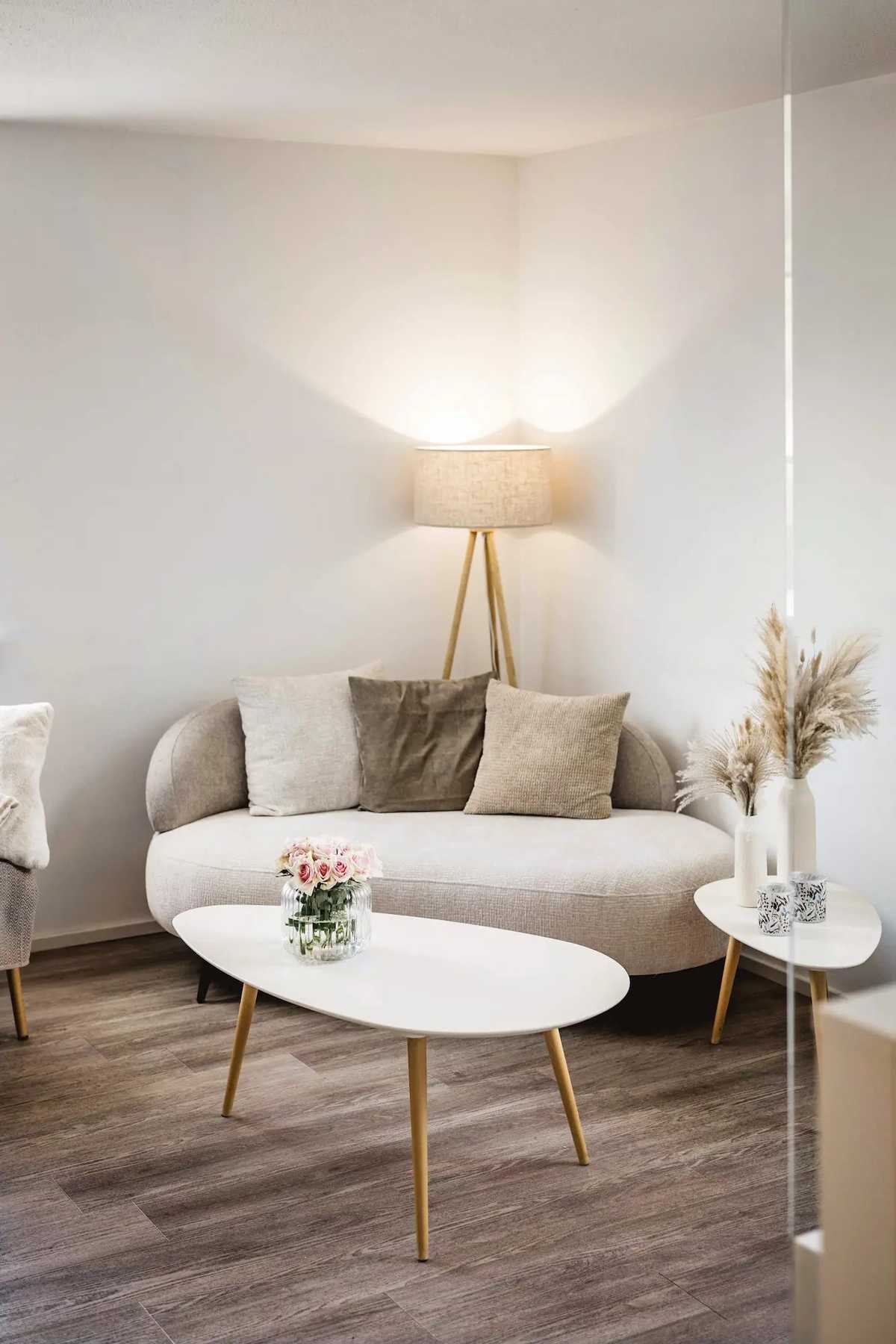 Sitzecke mit Sofa und Stehlampe im Wartebereich