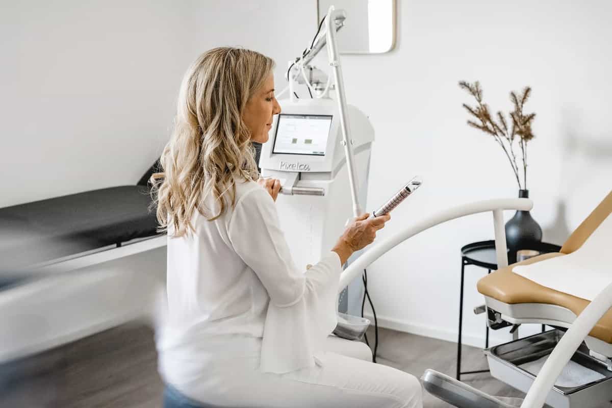 Dr. Andrea Lederer am Laser im Behandlungsraum