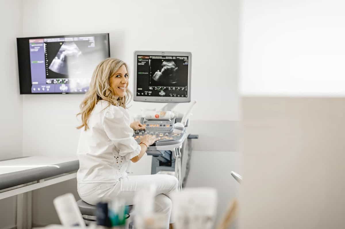 Dr. Andrea Lederer beim Ultraschall