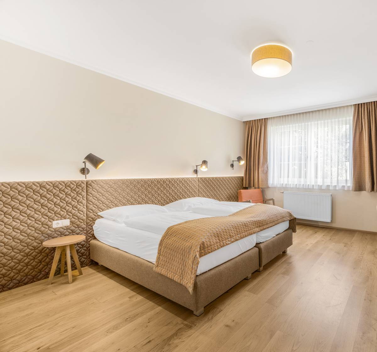 Barrierefreies Doppelzimmer mit viel Platz neben dem Bett