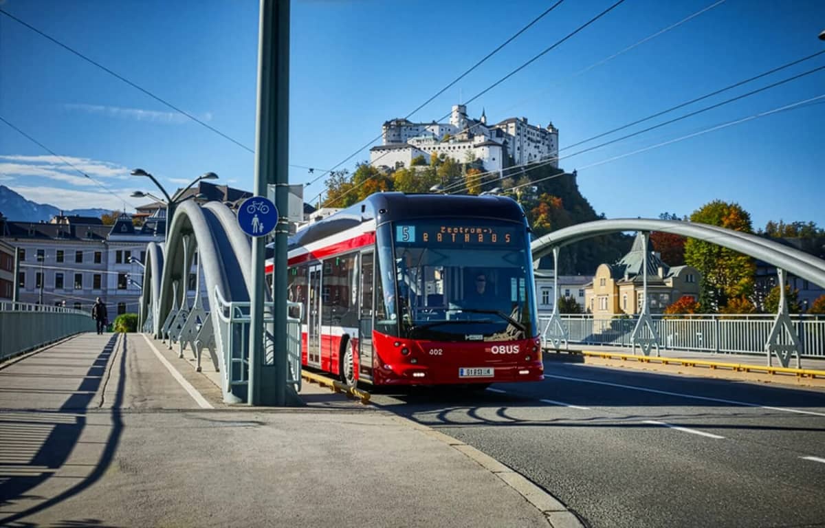 Salzburger O-Bus vor der Festung Hohensalzburg