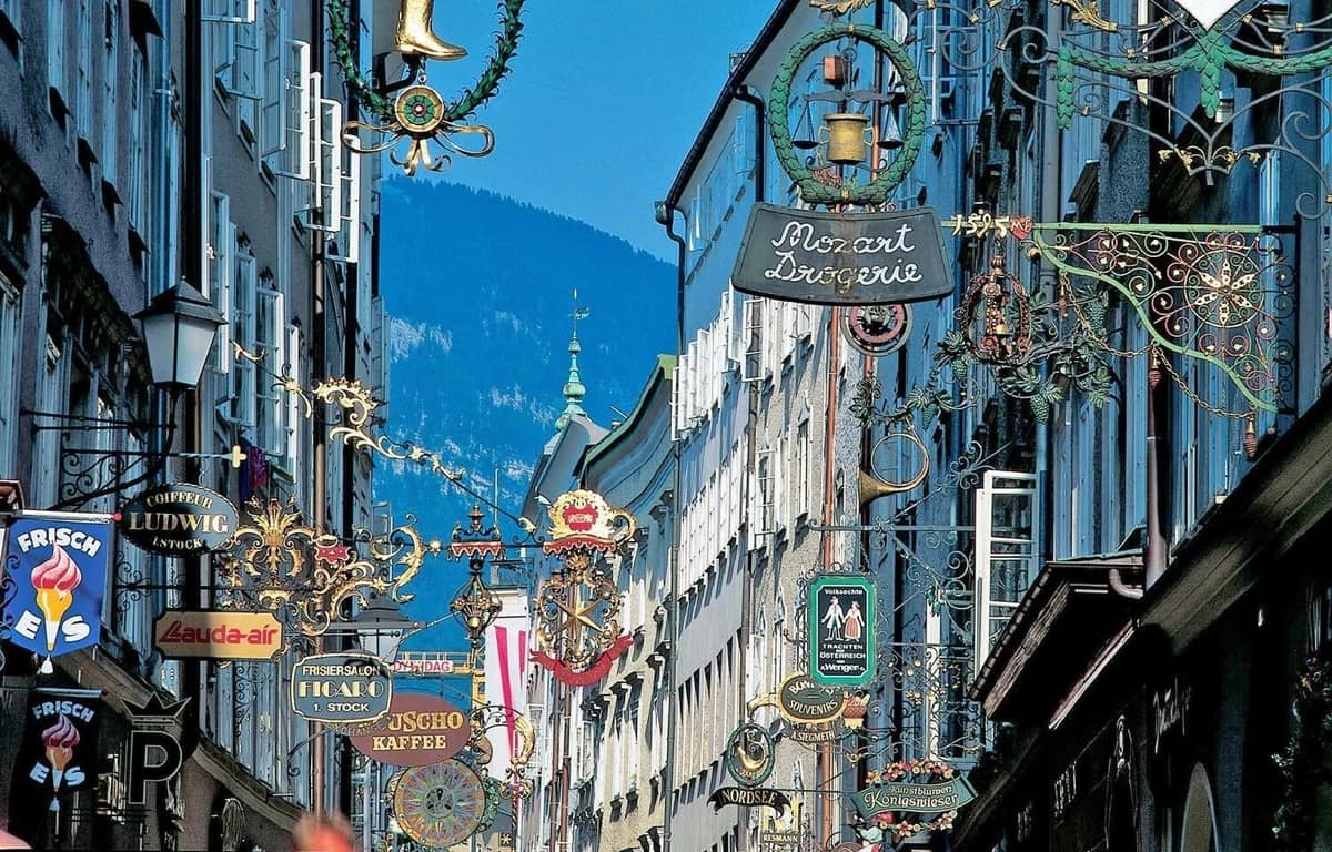 Blick in die Getreidegasse mit ihren schmiedeeisernen Zunftzeichen