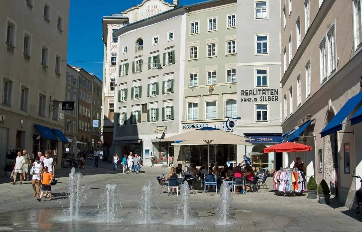 Häuserzeile und Brunnen in der Linzergasse