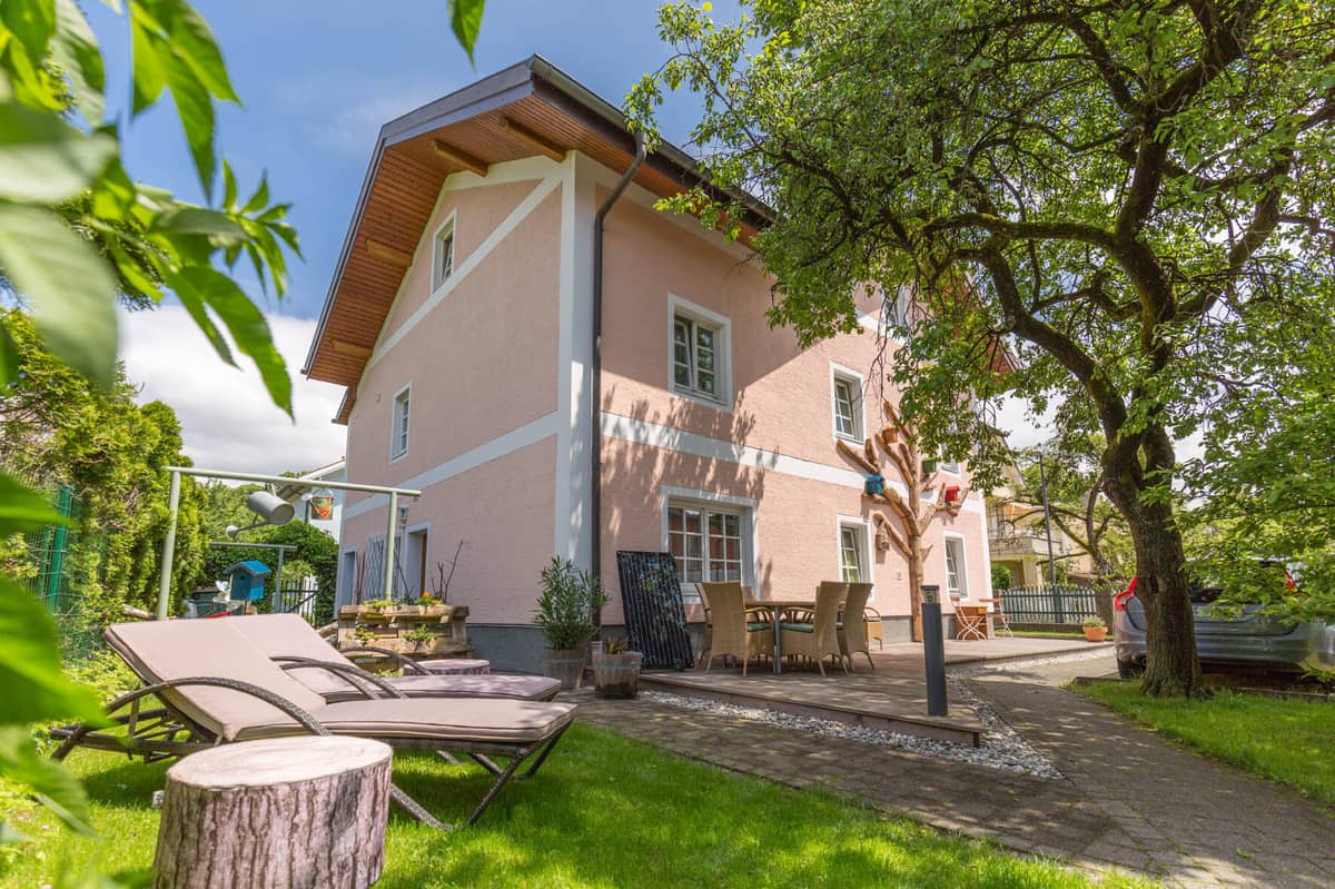 Das Garten Haus mit Liegen im Garten