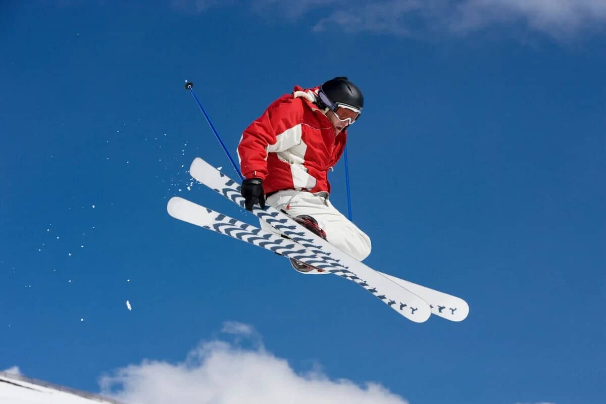 Freestyle-Skifahrer im Sprung vor blauem Himmel
