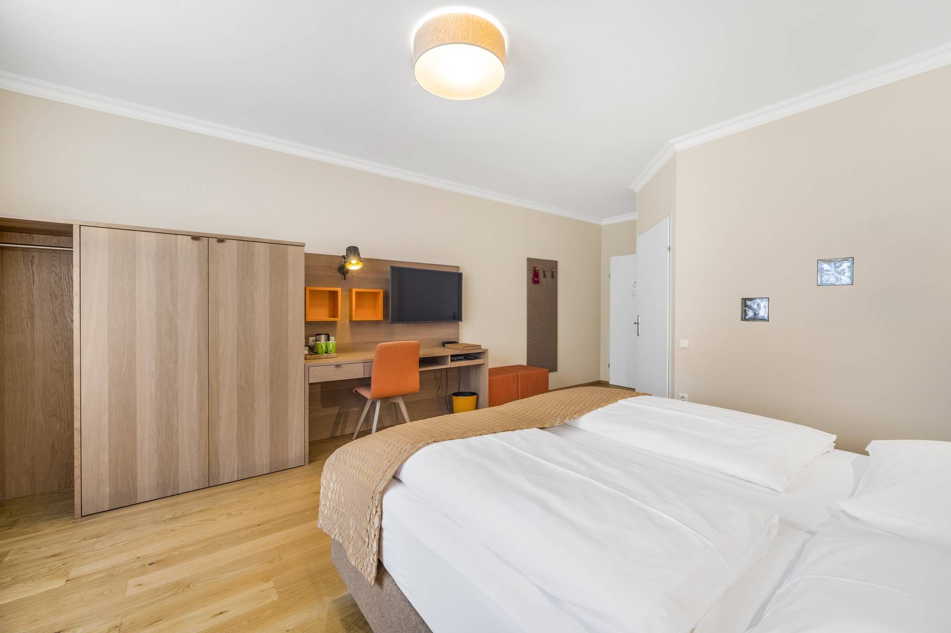 Helles barrierefreies Zimmer mit Schreibtisch und Doppelbett