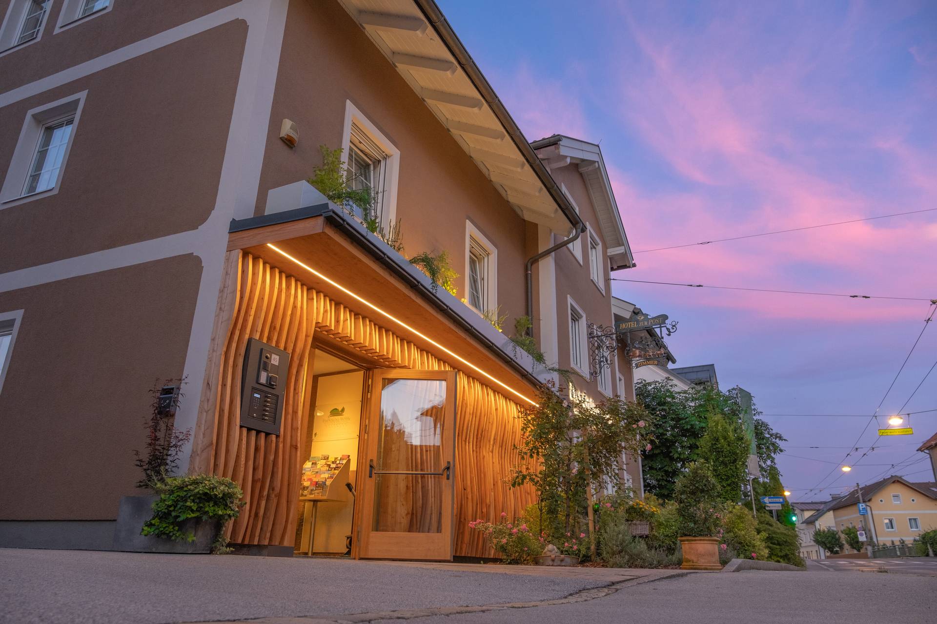 Eingang des Grünen Hotels zur Post in der Abenddämmerung