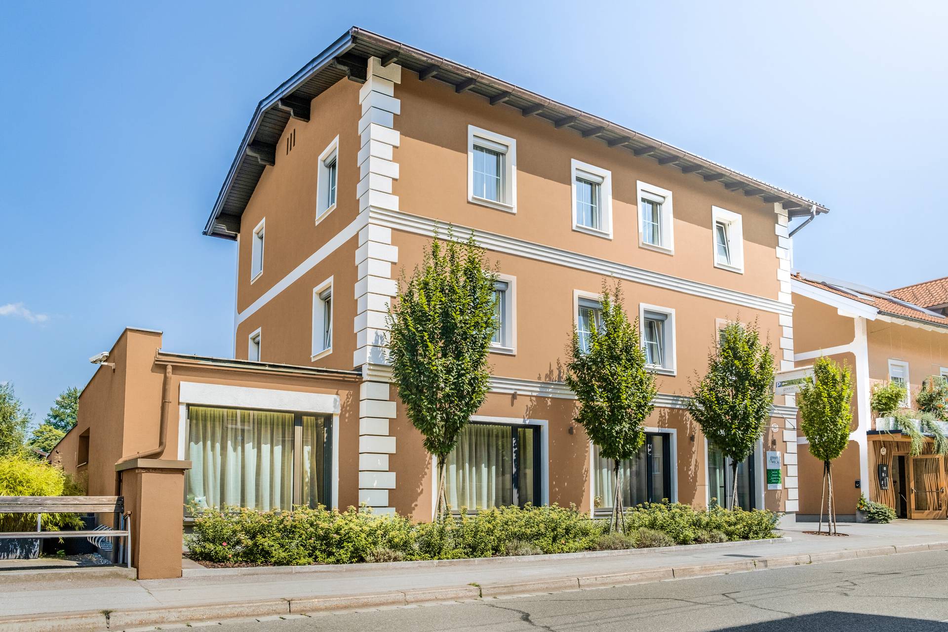 Das Bürger Haus mit Bäumen vor der Fassade