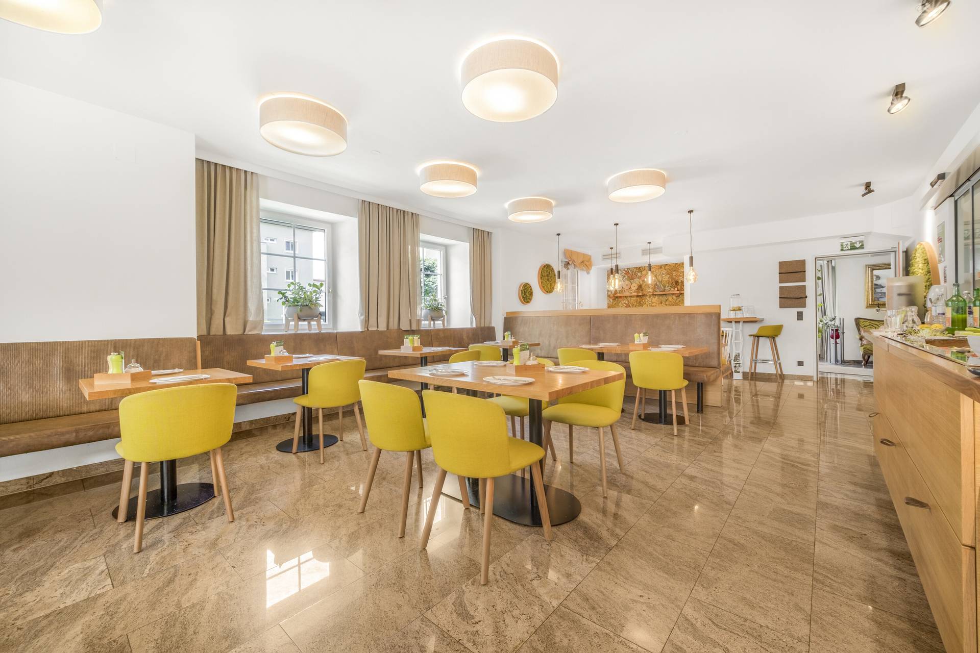 Frühstücksraum mit gelben Stühlen