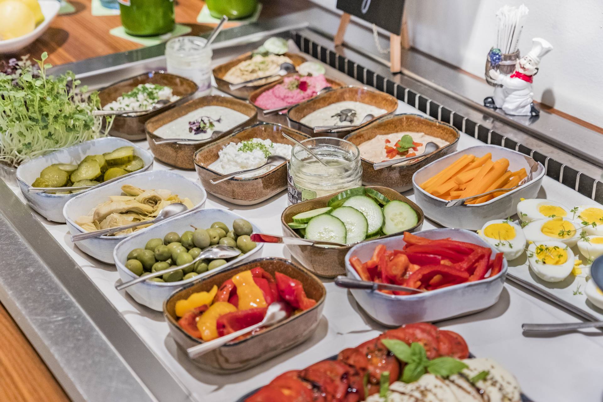 Frühstücksbuffet mit Aufstrichen, Gemüse und Eiern