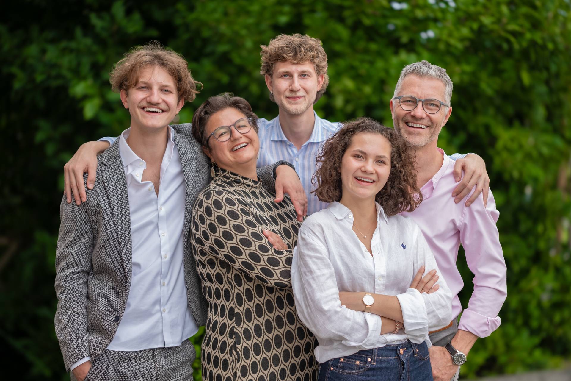 Familie Maier vor dem Grünen Hotel zur Post
