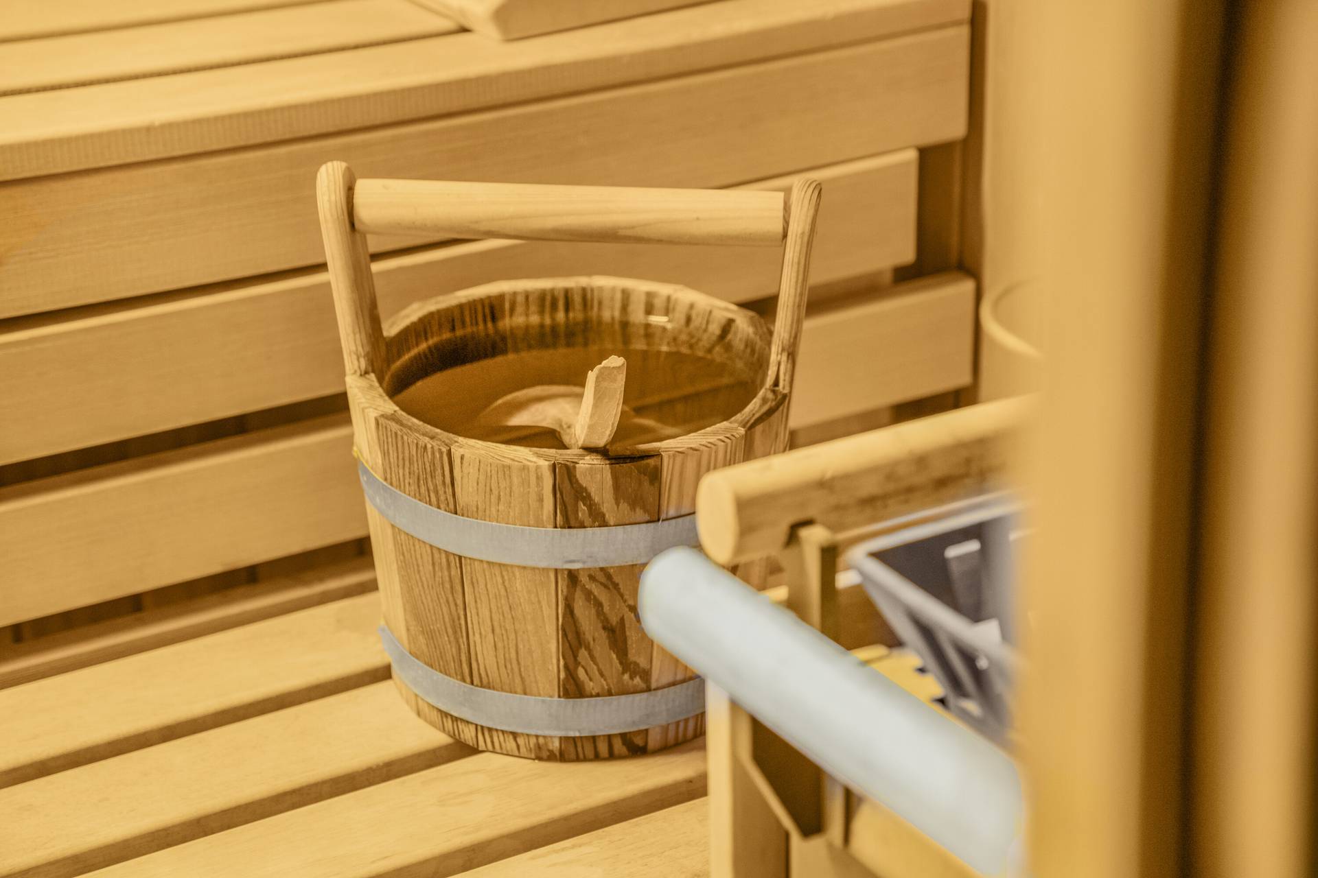 Holzkübel mit Aufgusskelle in der Sauna