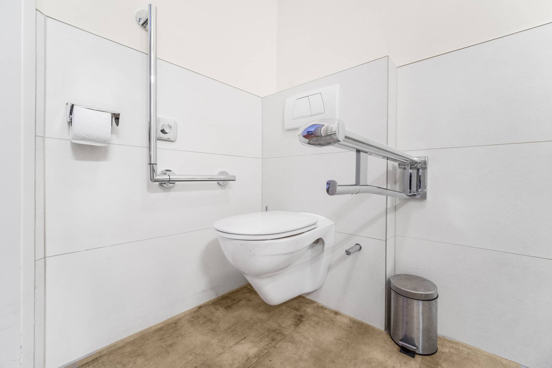 WC mit Haltegriffen im barrierefreien Bad