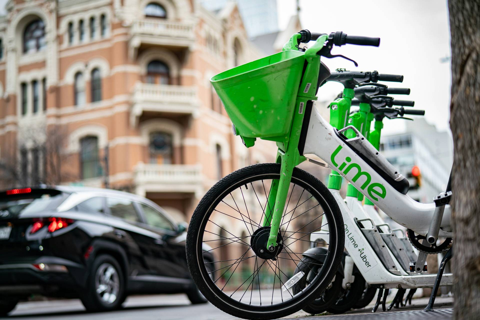 Leih-E-Bikes in einer Straße in Salzburg