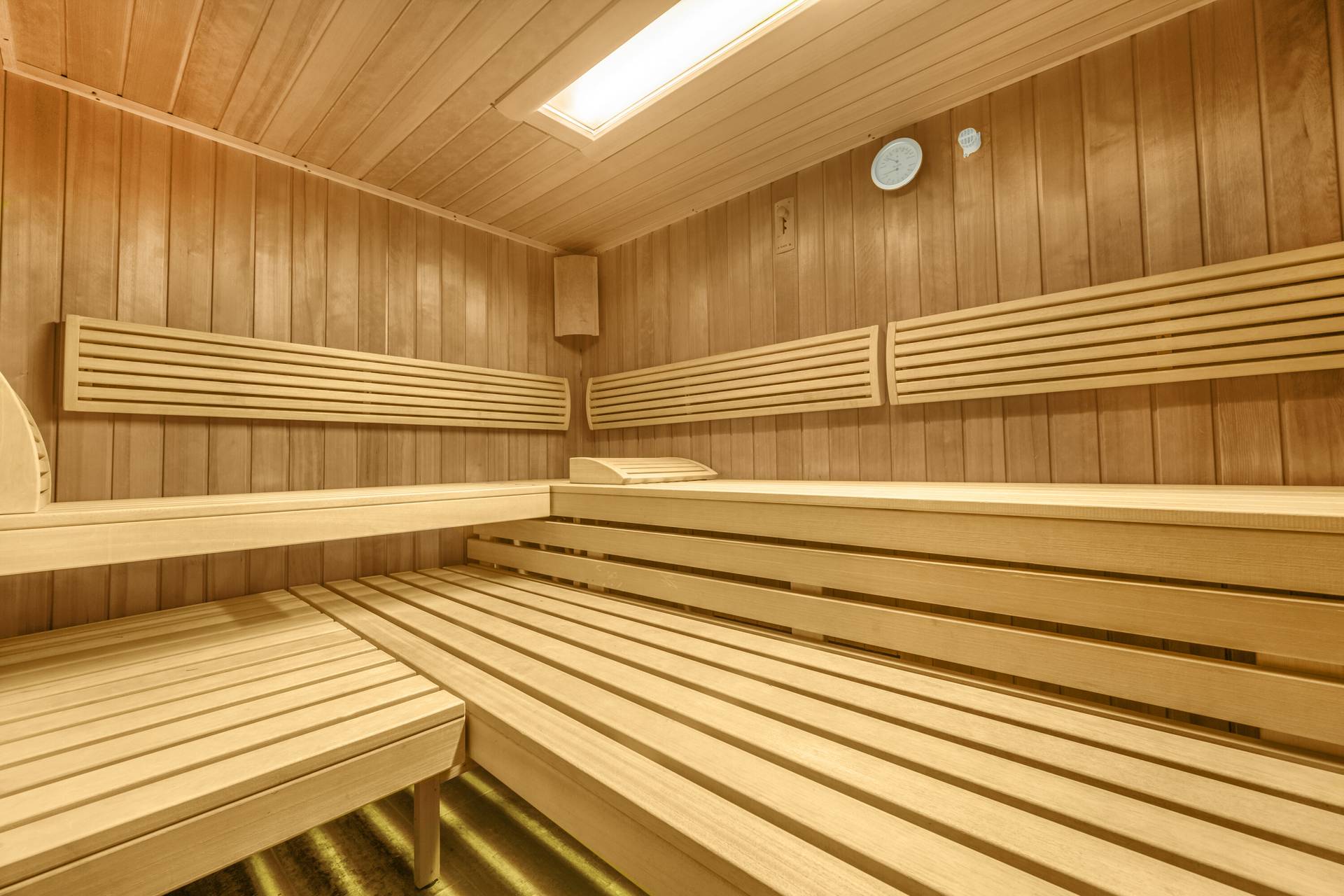 Sauna mit hellen Holzbänken