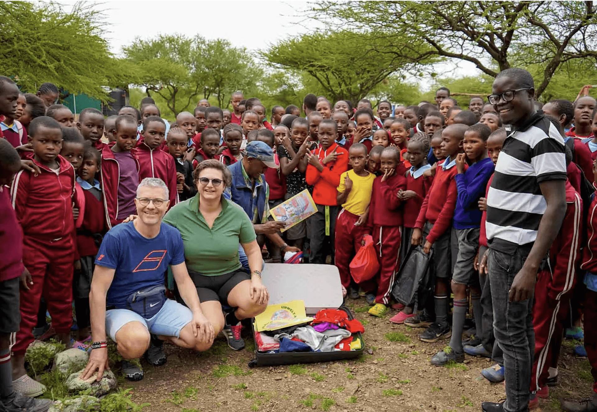 Georg und Silvia Maier mit den Schülerinnen und Schülern der Eroret Preparatory School in Kenia