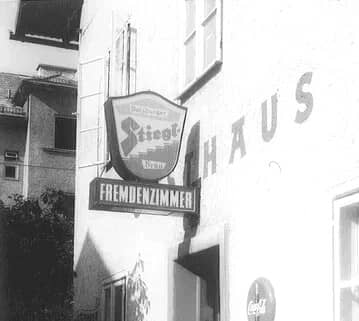 Altes Schild „Stiegl-Bräu – Fremdenzimmer“ an der Hauswand