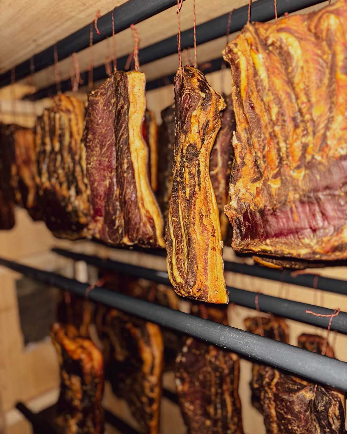 Selbstgeräucherter Speck in der Selch
