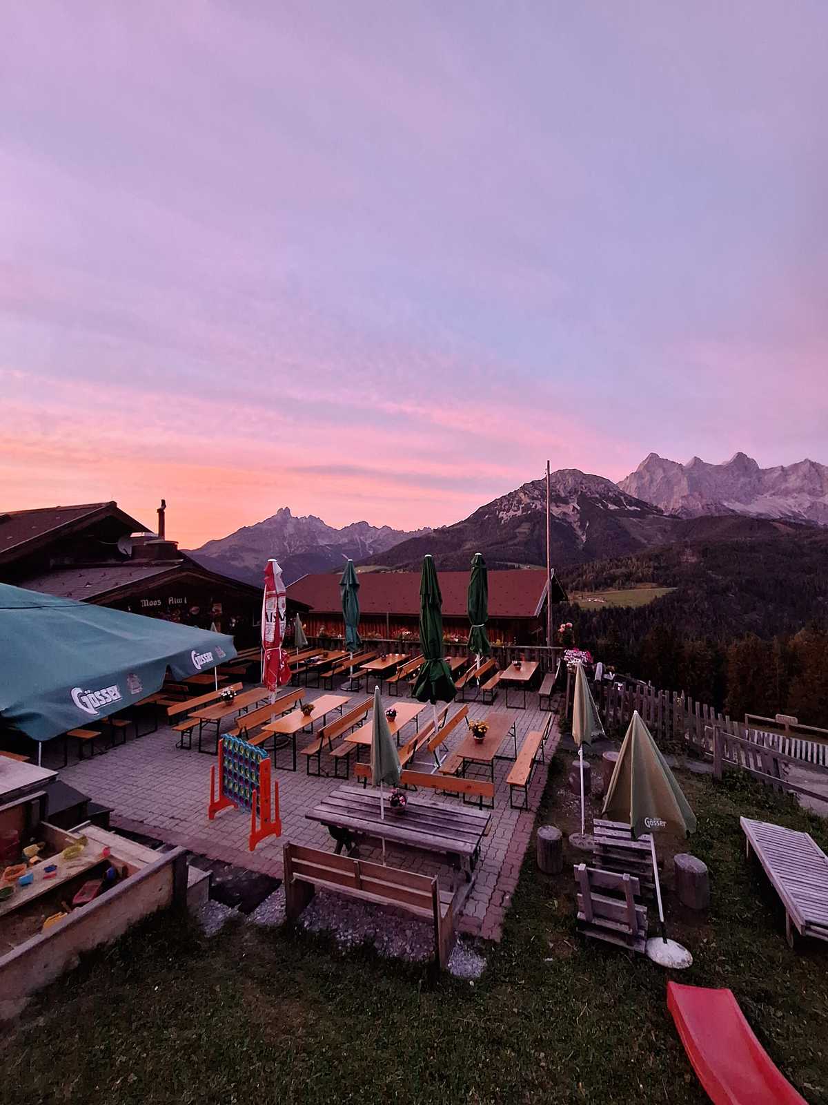 Terrasse der Moosalm im Abendrot