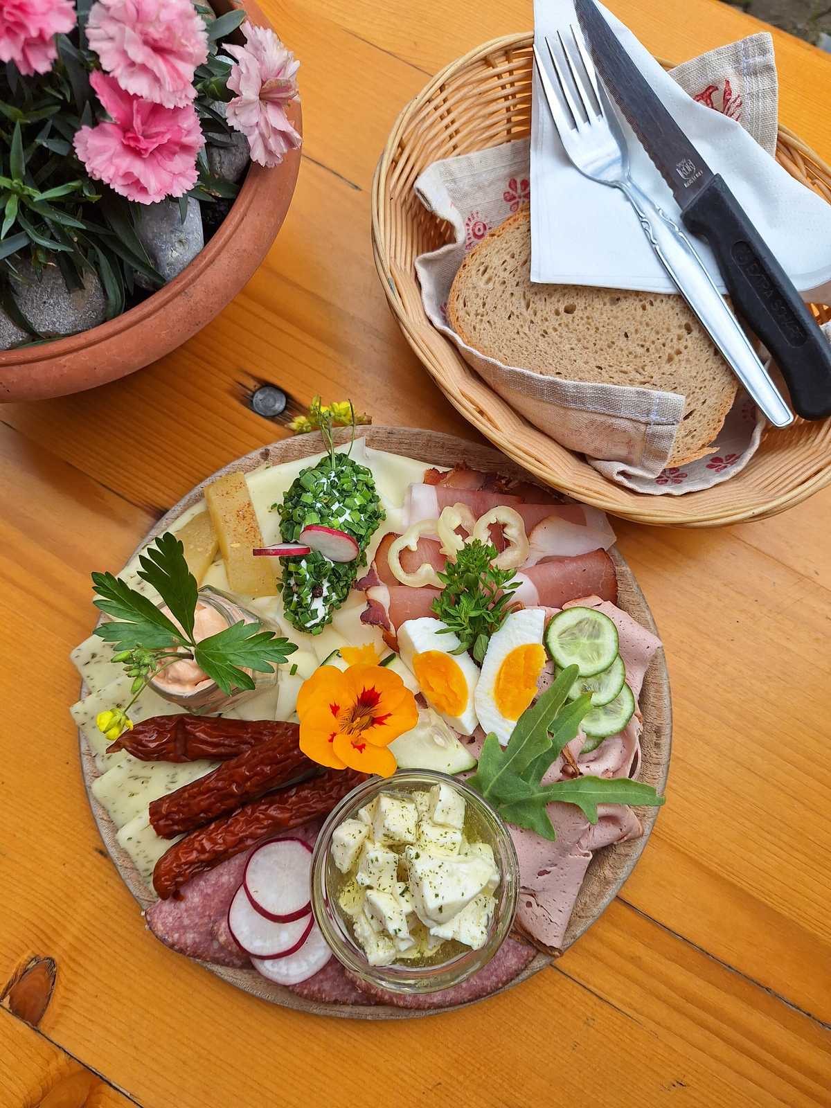 Jausenbrett mit Brot