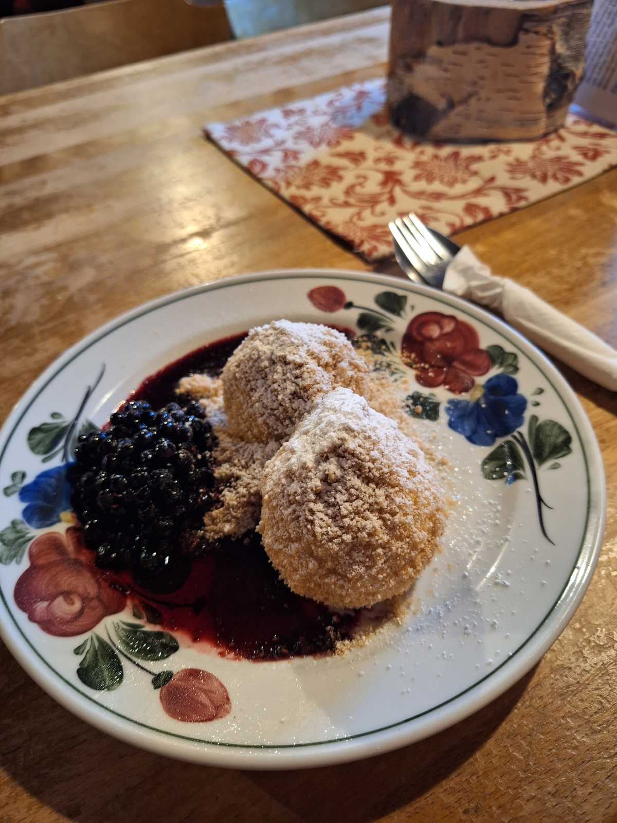 Knödel mit Beerenröster