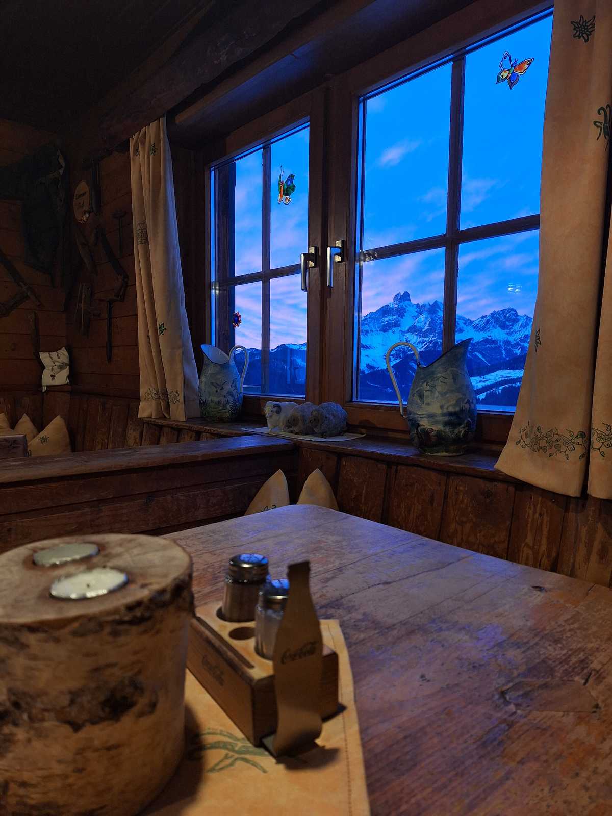 Stube der Moosalm mit Blick auf die Berge
