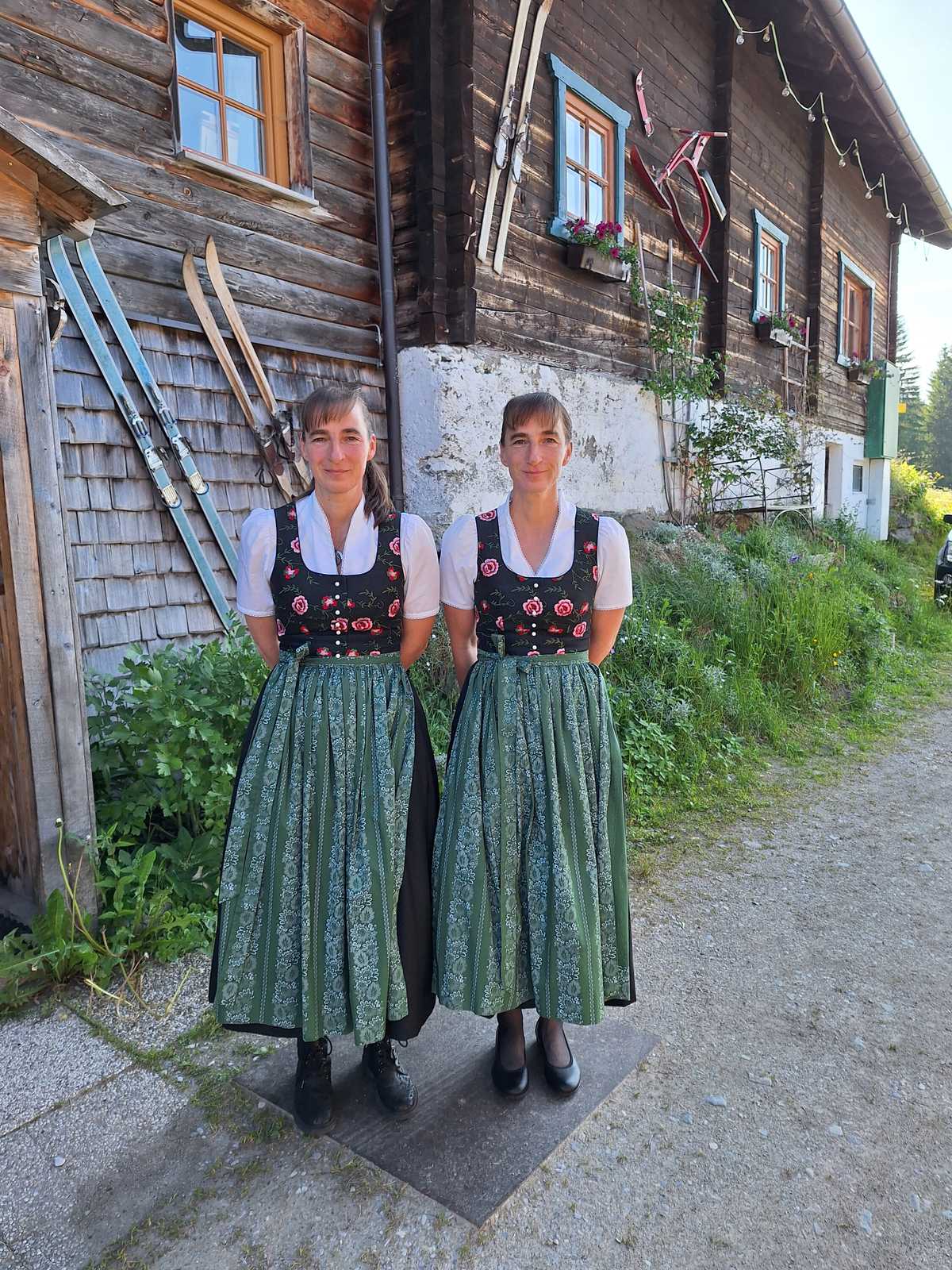 Zwei Wirtinnen im Dirndl vor der Moosalm