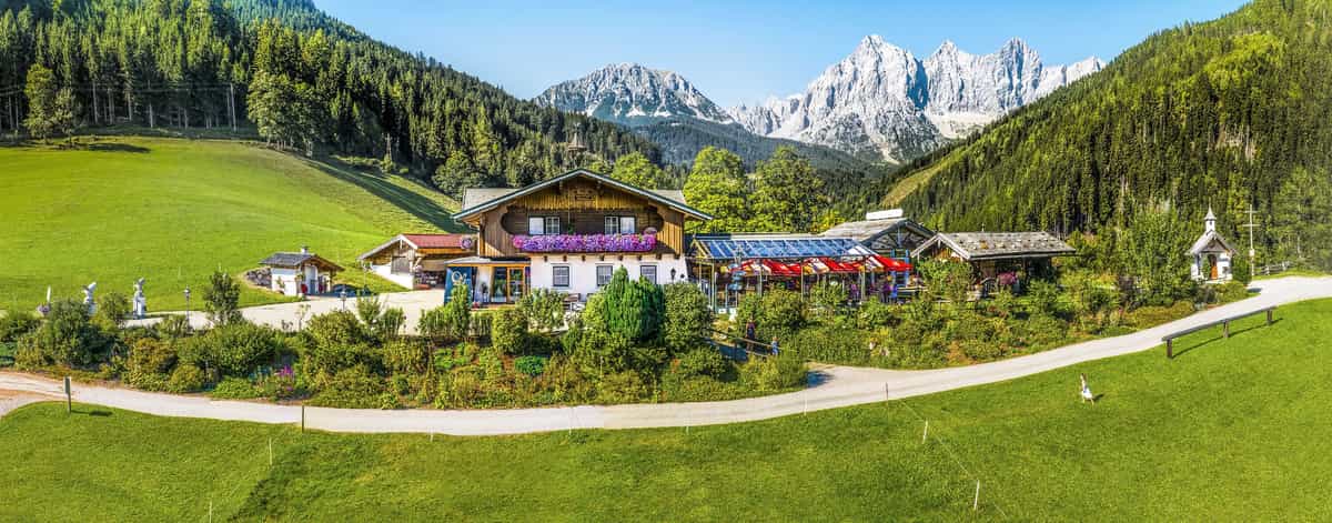 Das Mandlberggut vor dem Dachstein