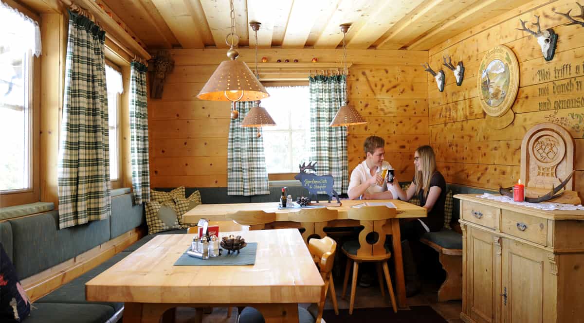 Stube mit Zirbenholz und Hirschgeweihen