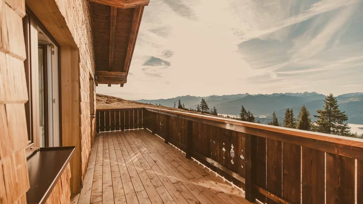 Holzbalkon mit Blick in die Berge