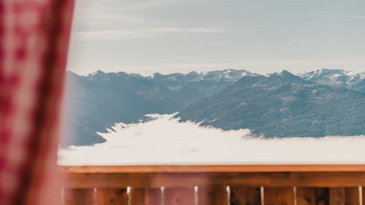 Blick aus dem Fenster über die Wolken