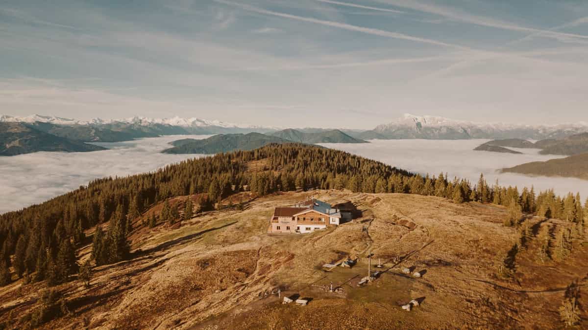 Die Radstädter Hütte am Gipfel über dem Nebelmeer