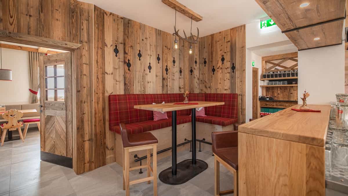 Bar mit roter Sitzbank