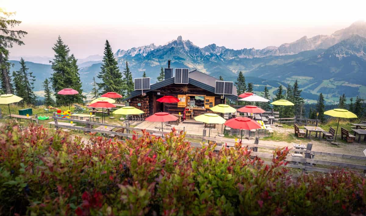 Die Karhütte mit bunten Schirmen vor der Bischofsmütze