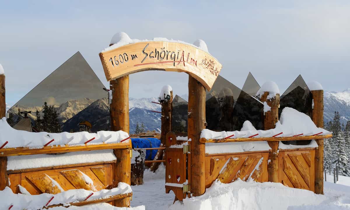 Verschneites Eingangstor der Schörgialm