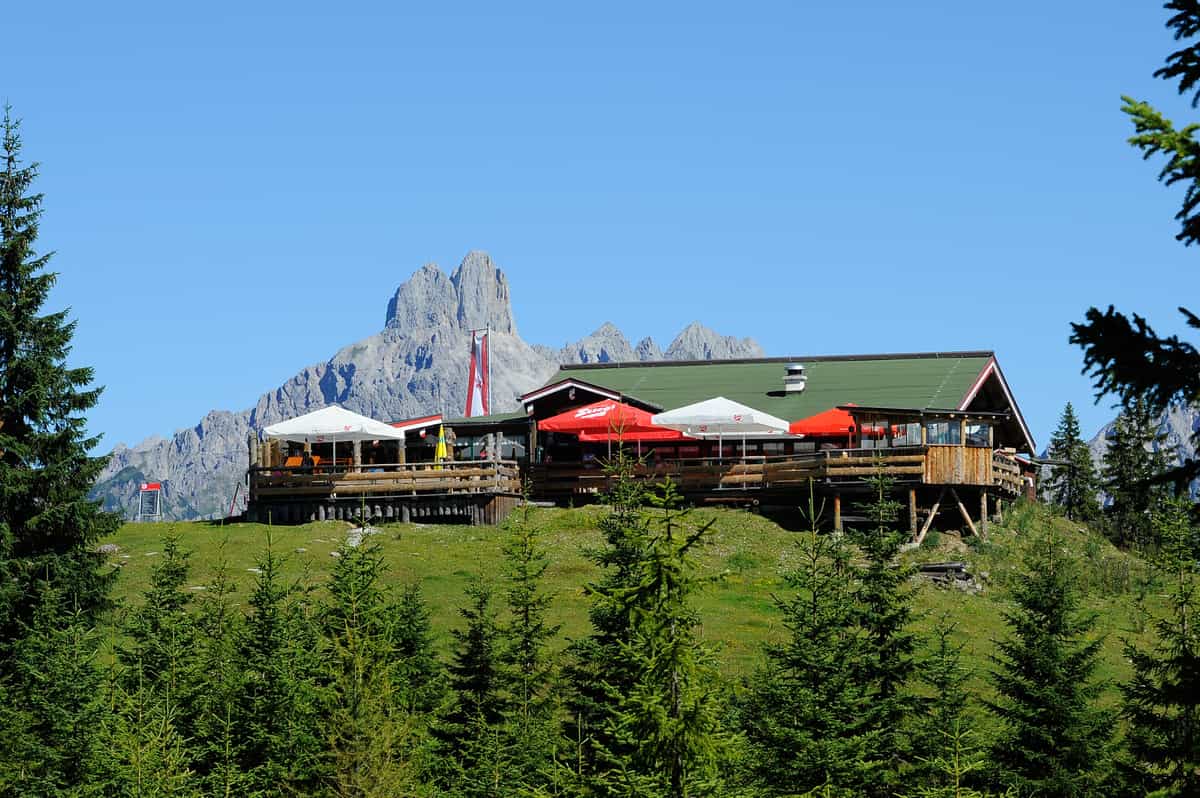 Die Schörgialm im Sommer vor der Bischofsmütze