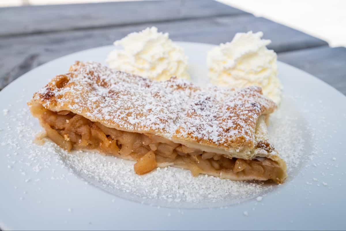 Apfelstrudel mit Schlagobers