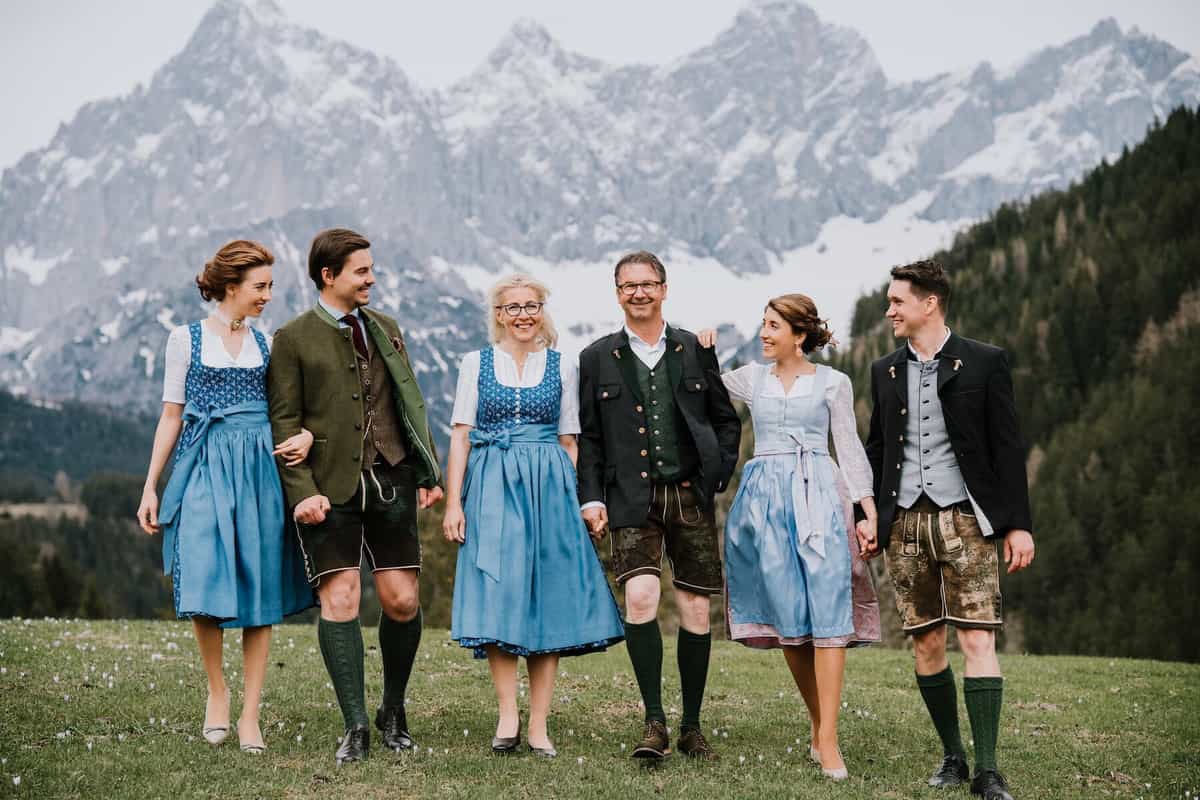 Die Familie vom Mandlberggut in Tracht