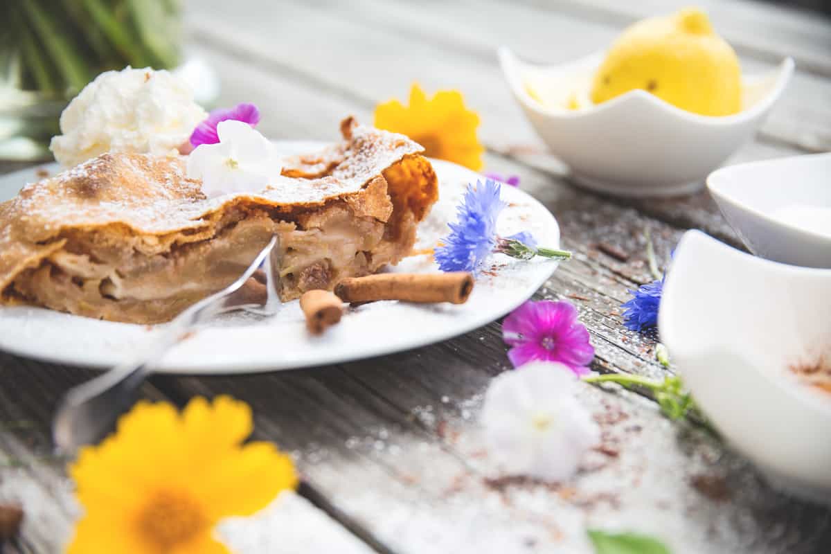 Apfelstrudel mit Blüten